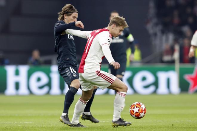 Luka Modric y Frenkie de Jong pelean por un balón.