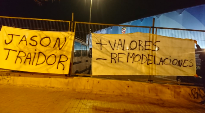 Algunos aficionados colocaron pancartas en las afueras del Ciutat de València. (Foto: @martins_g15)