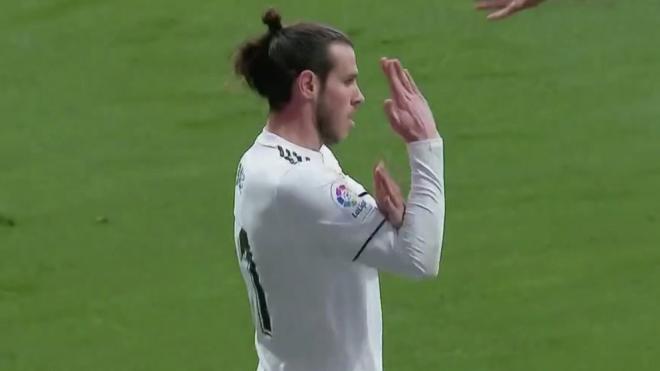 Corte de mangas de Bale a la afición del Metropolitano durante el derbi madrileño.