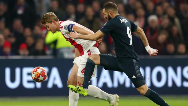 Matthijs de Ligt pelea un balón con Karim Benzema en el Ajax-Real Madrid.