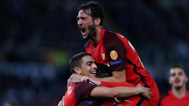 Ben Yedder y Franco Vázquez celebran el tanto del francés ante la Lazio.