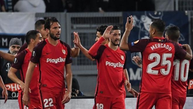 Los jugadores del Sevilla celebran su gol a la Lazio.