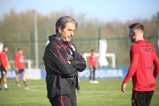 Natxo González supervisa el entrenamiento del Deportivo (Foto: Iris Miquel).