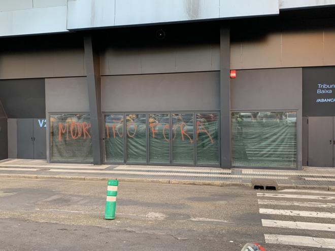 Pintadas en contra de Mouriño en Balaídos (Foto: @miguelcaride87).