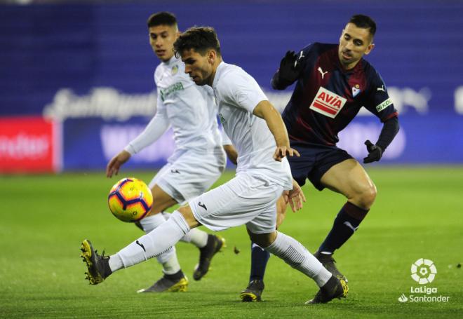 Cabrera corta un balón enviado por Charles (Foto: LaLiga Santander).