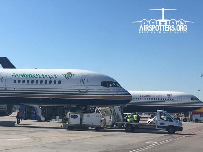 Los aviones del Betis y del Sevilla, en el Aeropuerto de San Pablo.