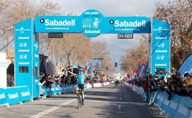 Pello Bilbao a su llegada a meta en la primera etapa de la Vuelta a Murcia (Foto: EFE).