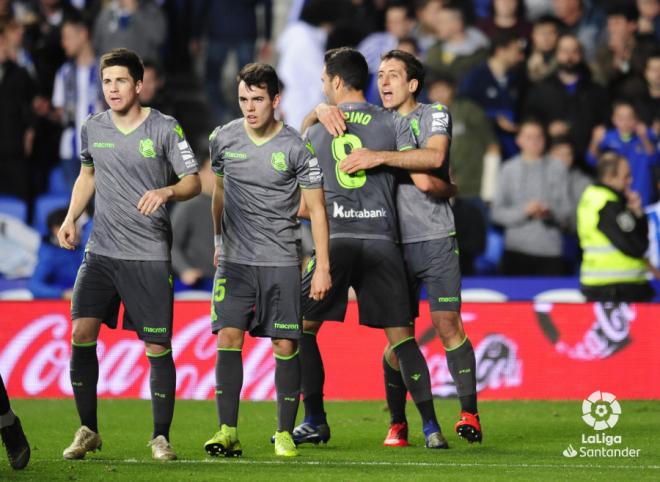 Álex Sola, segundo de la imagen por la izquierda, celebra uno de los goles de su equipo la pasada temporada. (Foto: LaLiga).