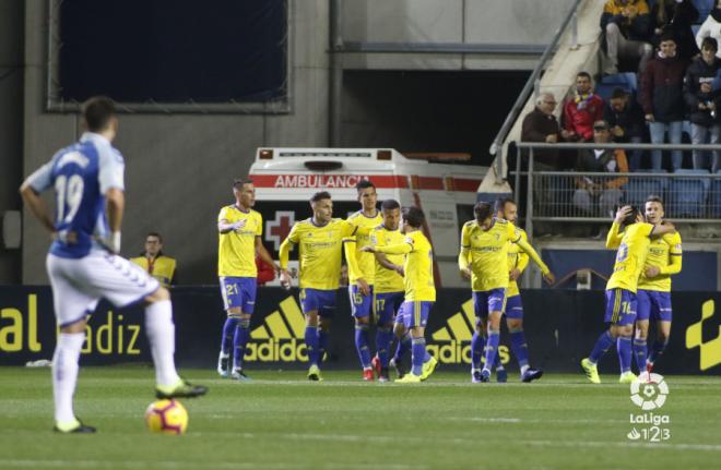 Los jugadores del Cádiz celebran uno de sus goles frente al Tenerife (Foto: LaLiga).