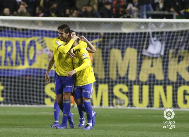 Lekic felicita a Edu Ramos tras marcar (Foto: LaLiga).