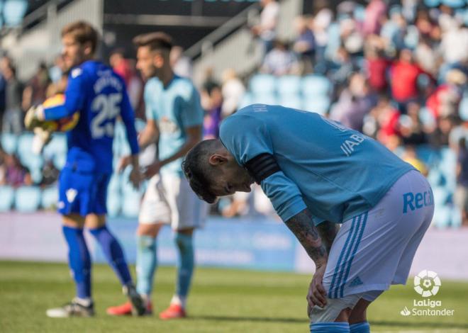 Hugo Mallo se lamenta tras la dura derrota ante el Levante (Foto: LaLiga).