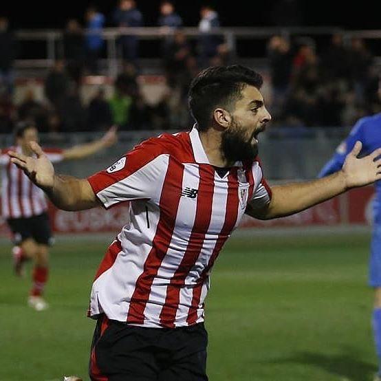 Asier Villalibre celebra un de sus 23 goles de la tmporada con el Bilbao Athletic.