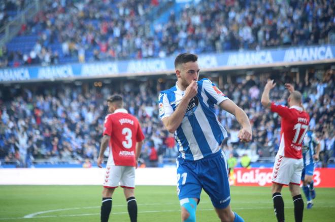 Edu Expósito celebra un gol con el Deportivo (Foto: Iris Miquel).