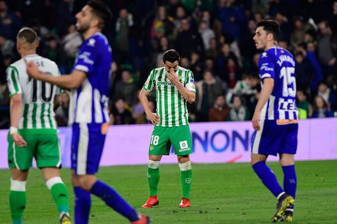 Guardado se lamenta durante el Betis-Alavés (Foto: Kiko Hurtado).