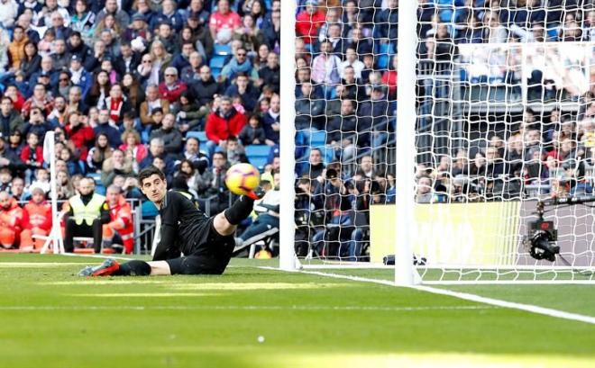 Courtois recibe el gol de penalti de Stuani en el Real Madrid-Girona.