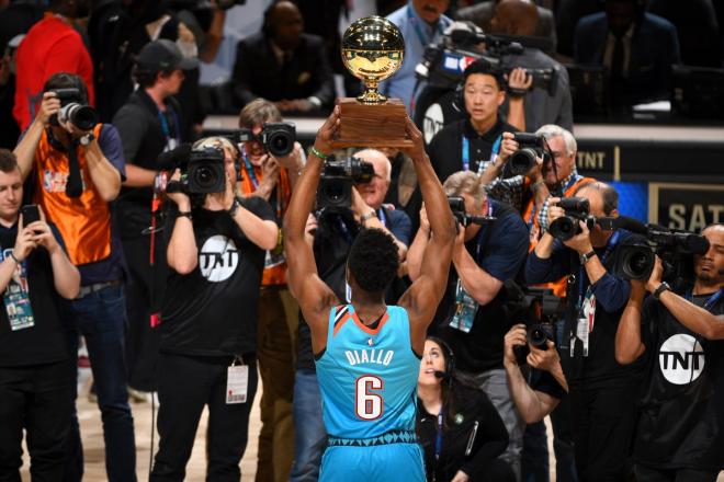 Diallo levanta el trofeo que le acredita como campeón del concurso de mates del All Star de la NBA.