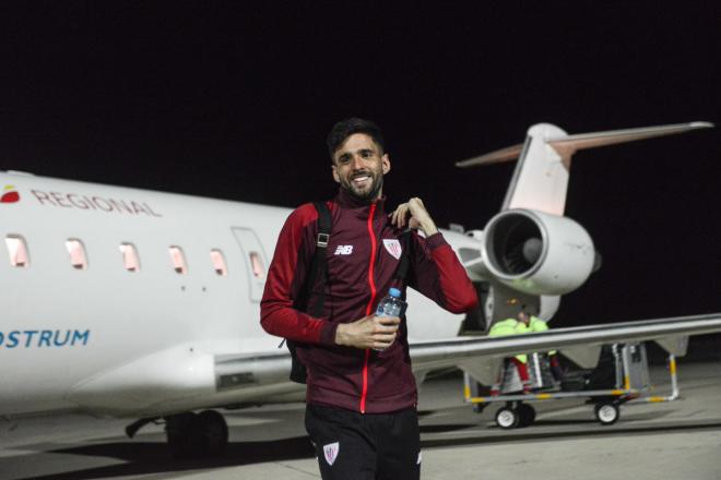 Kenan Kodro a su llegada al aeropuerto de Huesca (Foto: Athletic Club)