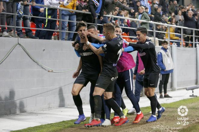 Los jugadores celebran el gol de Adrián junto a los aficionados (Foto: LaLiga).