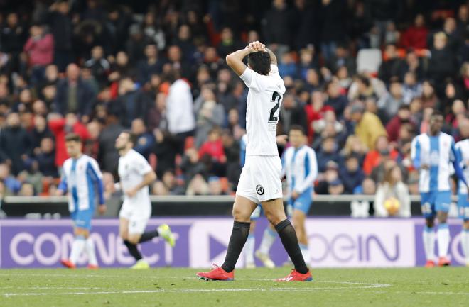 Garay se lamenta en el Valencia-Espanyol (Foto: David González)