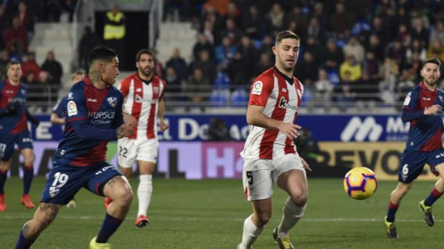 Yeray Alvarez durante en un lance del choque de liga en Huesca (Foto: LaLiga).