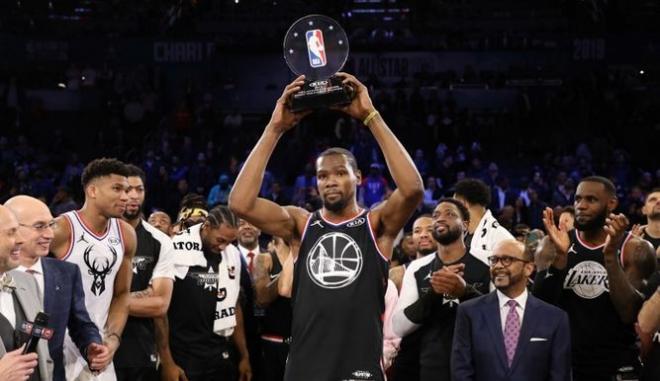 Kevin Durant levanta su premio al MVP del All Star.
