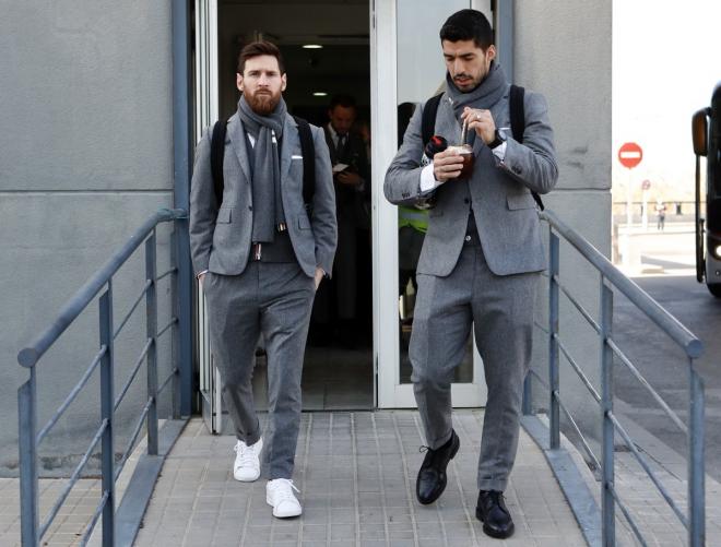 Luis Suárez y Messi, en el viaje a Lyon (Foto: FCB).