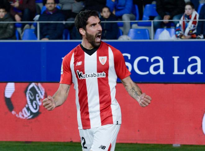 Raúl García celebra el primer gol, conseguido desde el punto de penalti, en Huesca (FOTO: Athletic Club)