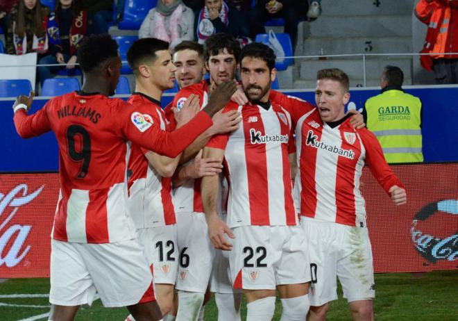 Celebración coral del gol de penalti anotado por Raúl García al Huesca