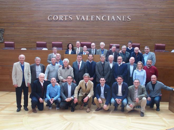 Visita a Les Corts Valencianes de los Futbolistas VCF