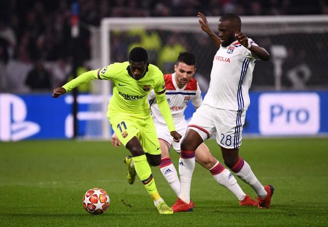 Ousmane Dembélé intenta regatear a la defensa del Olympique de Lyon.