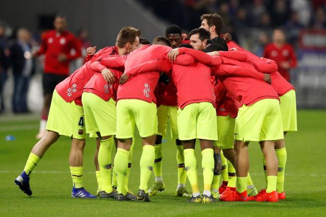 Los jugadores del Barça hacen piña antes de arrancar el Olympique de Lyon-Barcelona.
