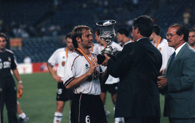 Mendieta recoge el título de campeón de la Supercopa en 1999. (Foto: Valencia CF)