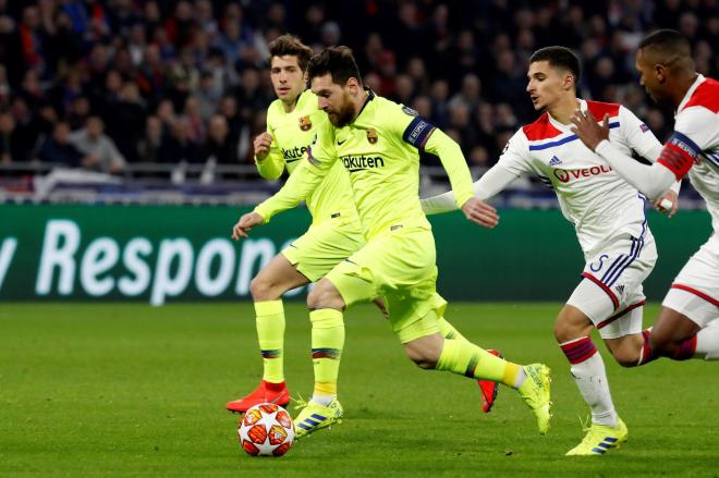 Leo Messi se marcha de Houssem Aouar en el Olympique de Lyon-Barcelona.