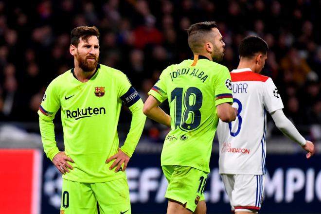 Leo Messi se lamenta tras un fallo ante el Olympique de Lyon.