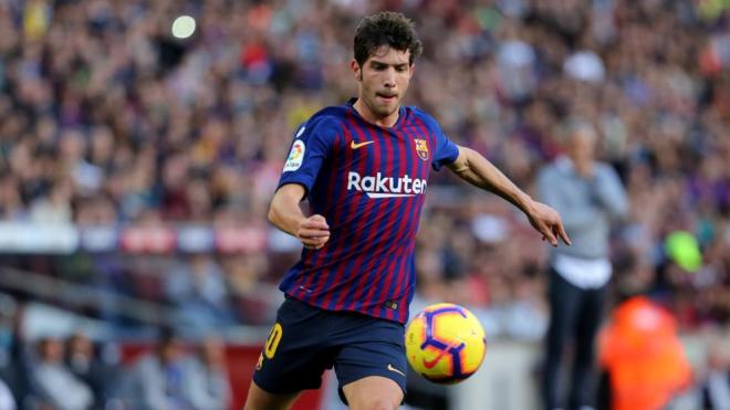 Sergi Roberto golpea un balón durante un partido del Barcelona.