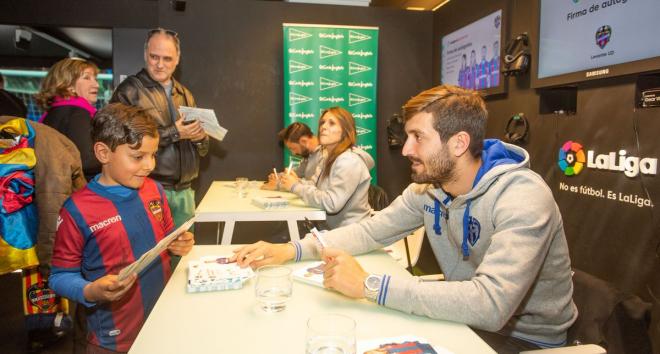 José Campaña en la firma de autógrafos. (Foto: Levante UD)