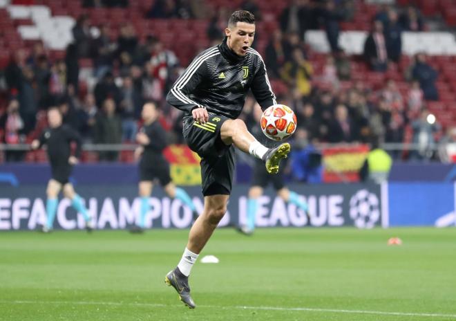 Cristiano Ronaldo controla un balón en el calentamiento del partido de la Juventus ante el Atlético de Madrid (Foto: UEFA).