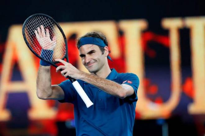 Roger Federer agradece al público su victoria en el Abierto de Australia de 2019.