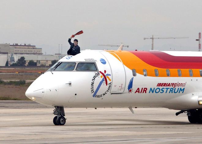 Albelda subido a un avión de Air Nostrum celebra la Liga 2003-04. (Foto: Twitter Air Nostrum)