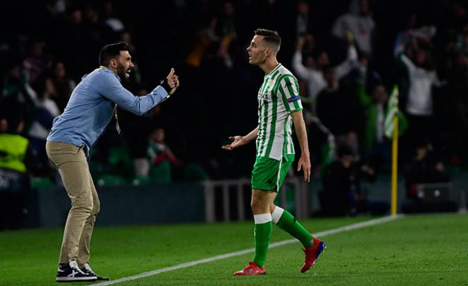 Eder Sarabia da indicaciones a Gio Lo Celso. (Foto: Real Betis)