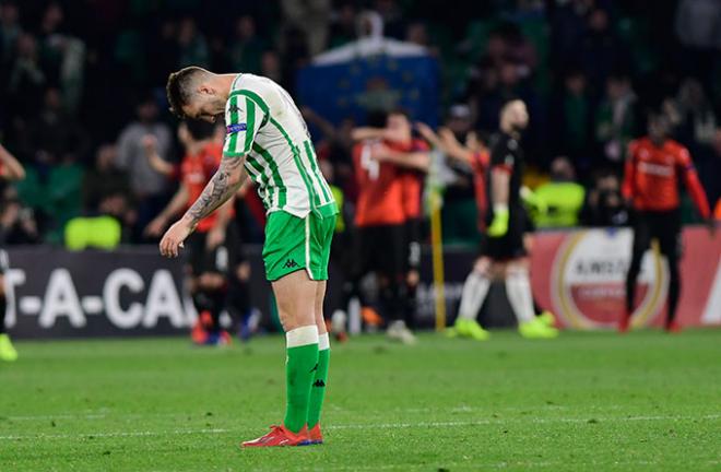 Loren se lamenta tras la eliminación ante el Rennes (Foto: Kiko Hurtado).