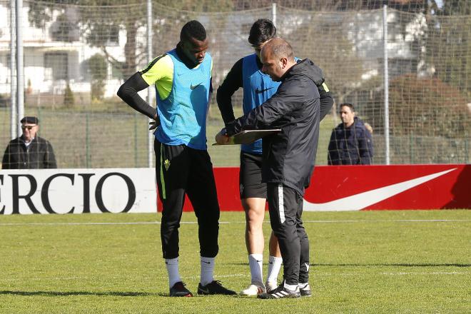 José Alberto charla con Cofie y Salvador en un entrenamiento del Sporting en Mareo (Foto: Luis Manso).