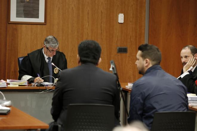 Al-Thani, de espaldas, durante su interrogatorio en la sala.