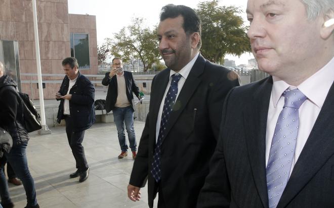 Al-Thani, llegando a la Ciudad de la Justicia de Málaga con sus abogados anteriores.