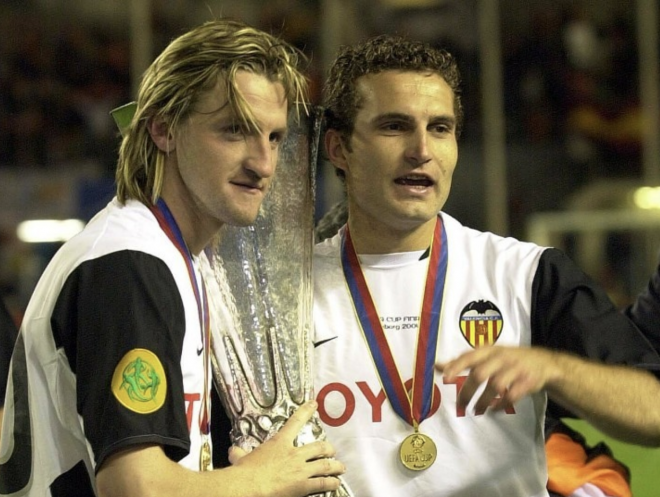 Mista y Baraja celebran el título de campeones de la UEFA 2004. (Foto: Valencia CF)