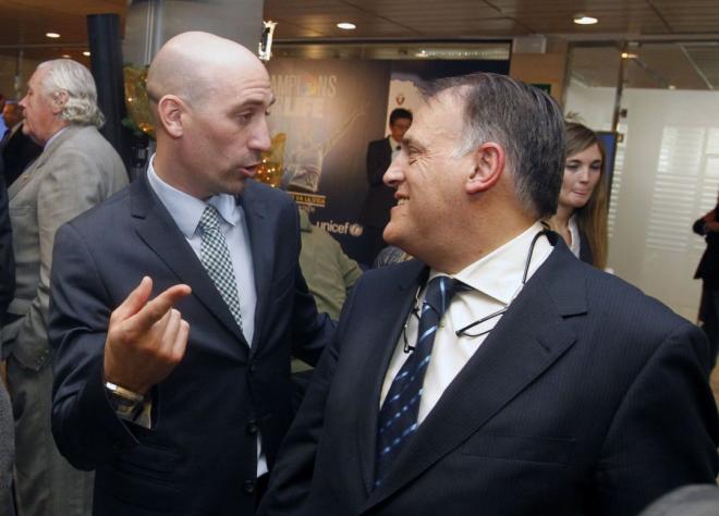 Luis Rubiales, presidente de la RFEF, y Javier Tebas, presidente de LaLiga, charlan durante un acto.