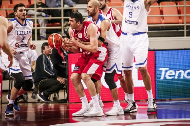 Shermadini intenta anotar ante la defensa helena (Foto: FIBA).