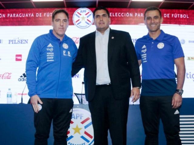 Eduardo Berizzo junto al presidente de Federación de Paraguay, Robert Harrison, y el director deportivo Justo Wilmar (Foto: APF).