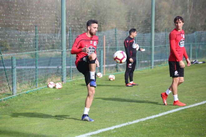 Edu Expósito, en un entrenamiento del Deportivo en Abegondo (Foto: Iris Miquel).