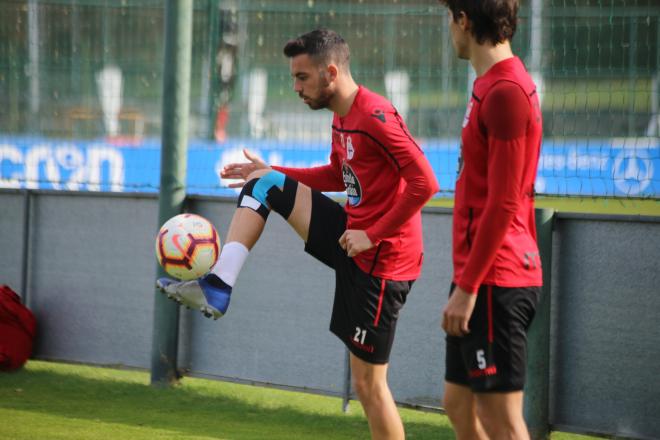 Edu Expósito, en un entrenamiento del Deportivo en Abegondo (Foto: Iris Miquel).